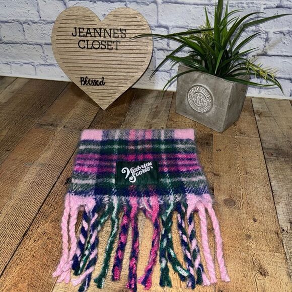 Victoria’s Secret Scarf New Pink and Green Plaid Cozy Warm Fuzzy Scarve NWT - Picture 4 of 7